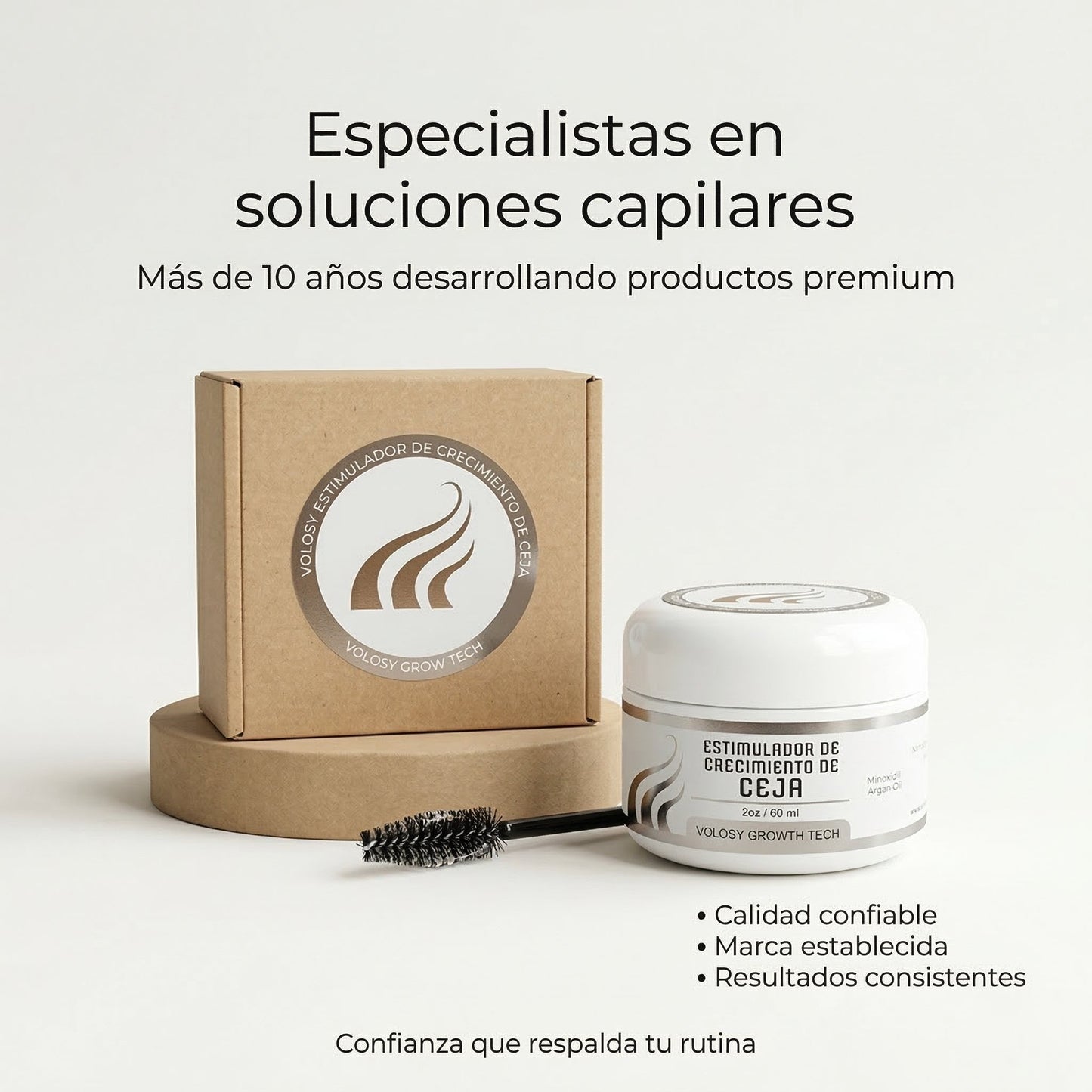 Tarro y empaque del estimulador de crecimiento de ceja Volosy con aplicador sobre una base de diseño minimalista.