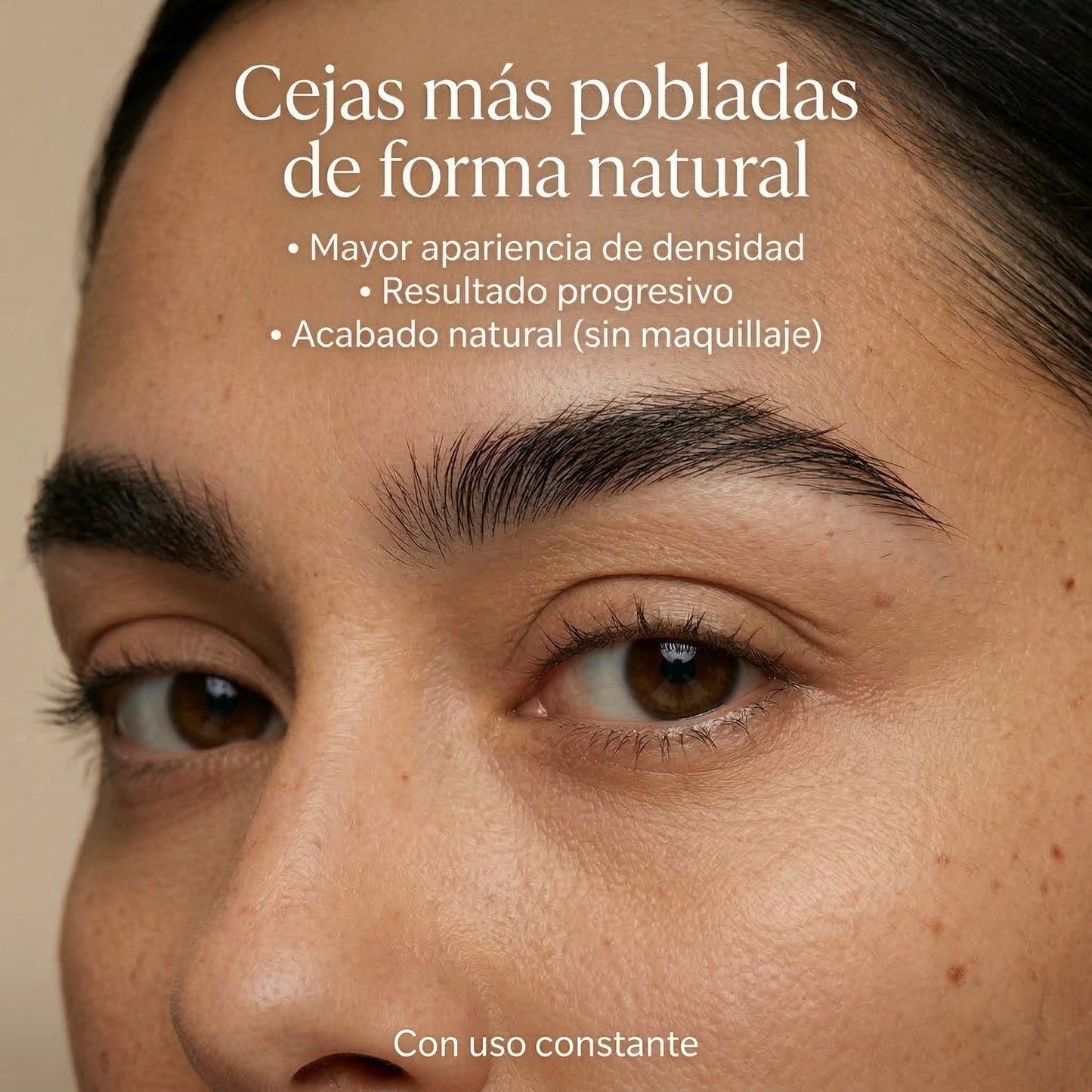 Acercamiento al resultado de cejas más pobladas de forma natural y con mayor apariencia de densidad usando el gel Volosy.