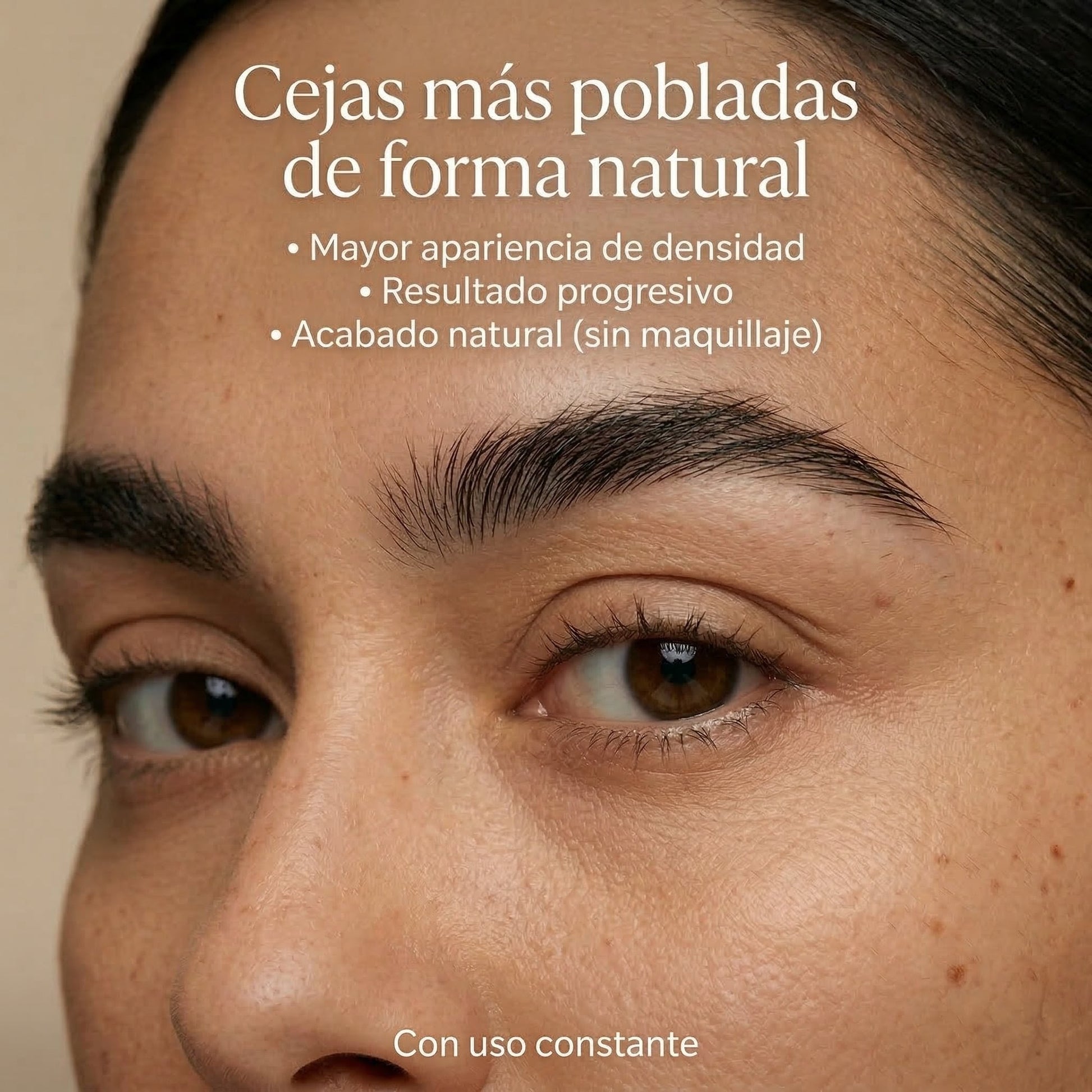 Acercamiento al resultado de cejas más pobladas de forma natural y con mayor apariencia de densidad usando el gel Volosy.