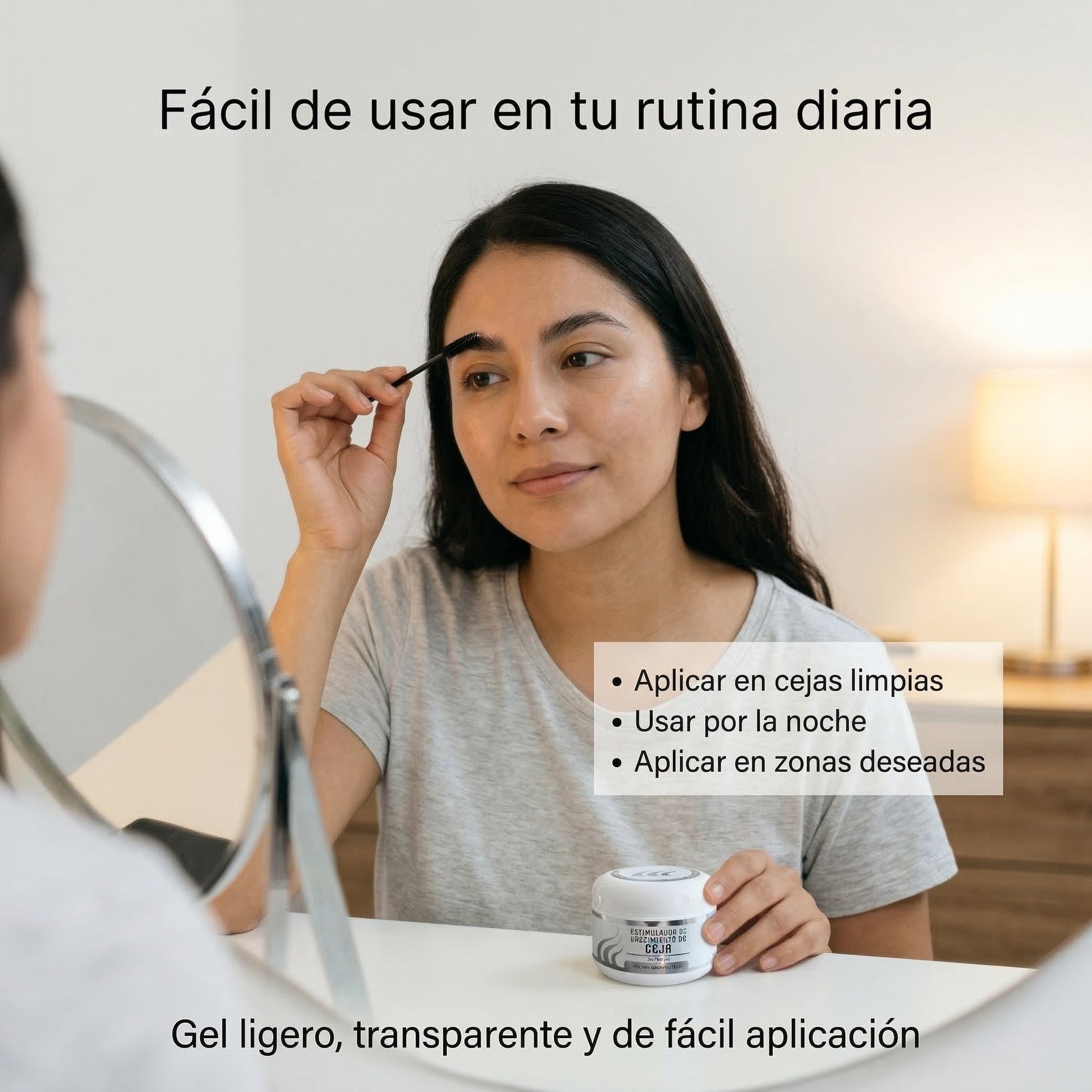 Mujer frente al espejo aplicando el gel transparente para cejas Volosy como parte de su rutina diaria.